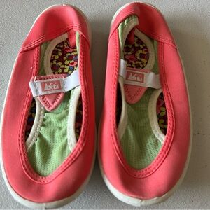 REI girls water  size 1 shoes